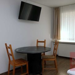 Apartment 104, Schlafzimmer 1 mit Doppelbett, Schrank, Tisch, Kabel-TV