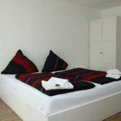 Apartment 104, Schlafzimmer 1 mit Doppelbett, Schrank, Tisch, Kabel-TV