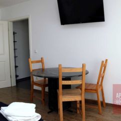 Apartment 104, Schlafzimmer 1 mit Doppelbett, Schrank, Tisch, Kabel-TV