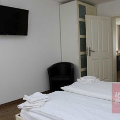 Apartment 104, Schlafzimmer 2 mit Doppelbett, Schrank, Kabel-TV