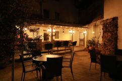 Die im mediterranen Stil gestaltete Terrasse im Hof unseres Hauses mit Zugang zum Restaurant Tandir-Haus Manda