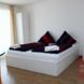 Apartment 104, Schlafzimmer 1 mit Doppelbett, Schrank, Tisch, Kabel-TV