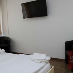 Apartment 104, Schlafzimmer 2 mit Doppelbett, Schrank, Kabel-TV