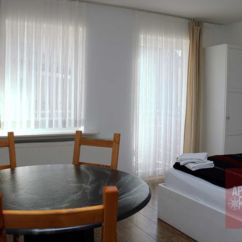 Apartment 104, Schlafzimmer 1 mit Doppelbett, Schrank, Tisch, Kabel-TV