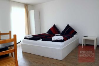 Apartment 104, Schlafzimmer 1 mit Doppelbett, Schrank, Tisch, Kabel-TV
