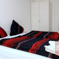 Apartment 104, Schlafzimmer 1 mit Doppelbett, Schrank, Tisch, Kabel-TV