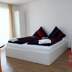 Apartment 104, Schlafzimmer 1 mit Doppelbett, Schrank, Tisch, Kabel-TV